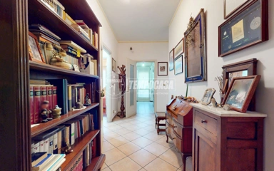 Office - Trilocale with Lake View in Mantua