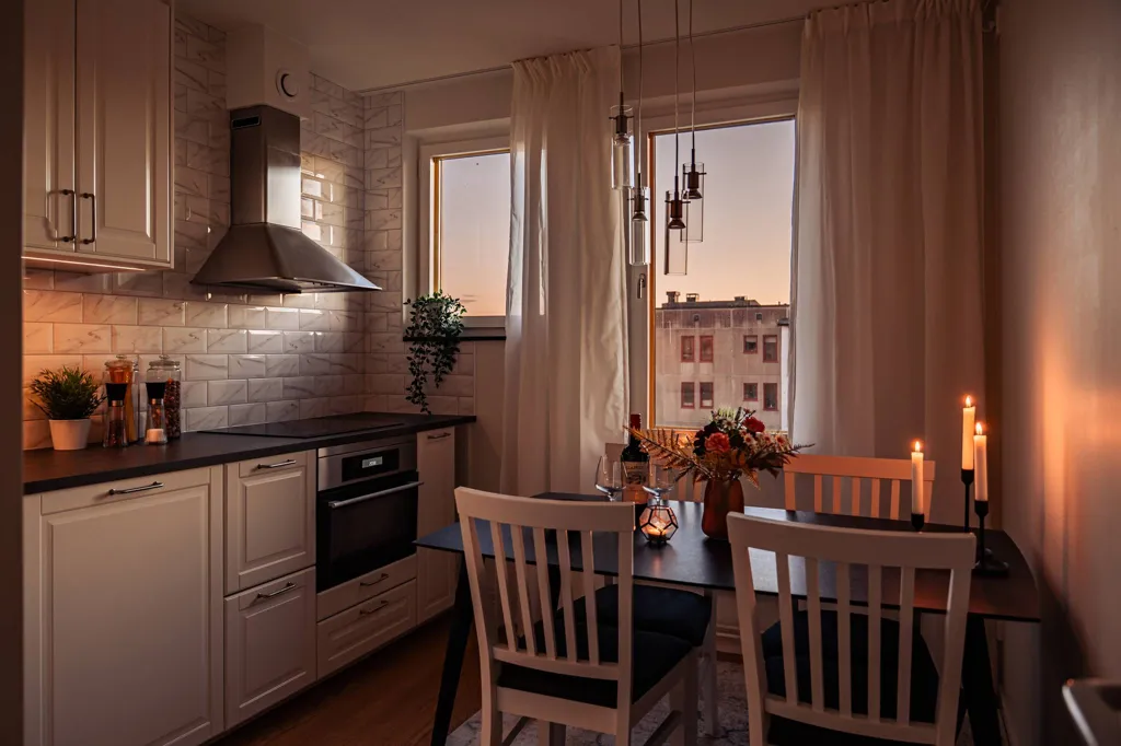 Söögituba - Renovated 1.5-Bedroom Flat with Balcony in Orminge