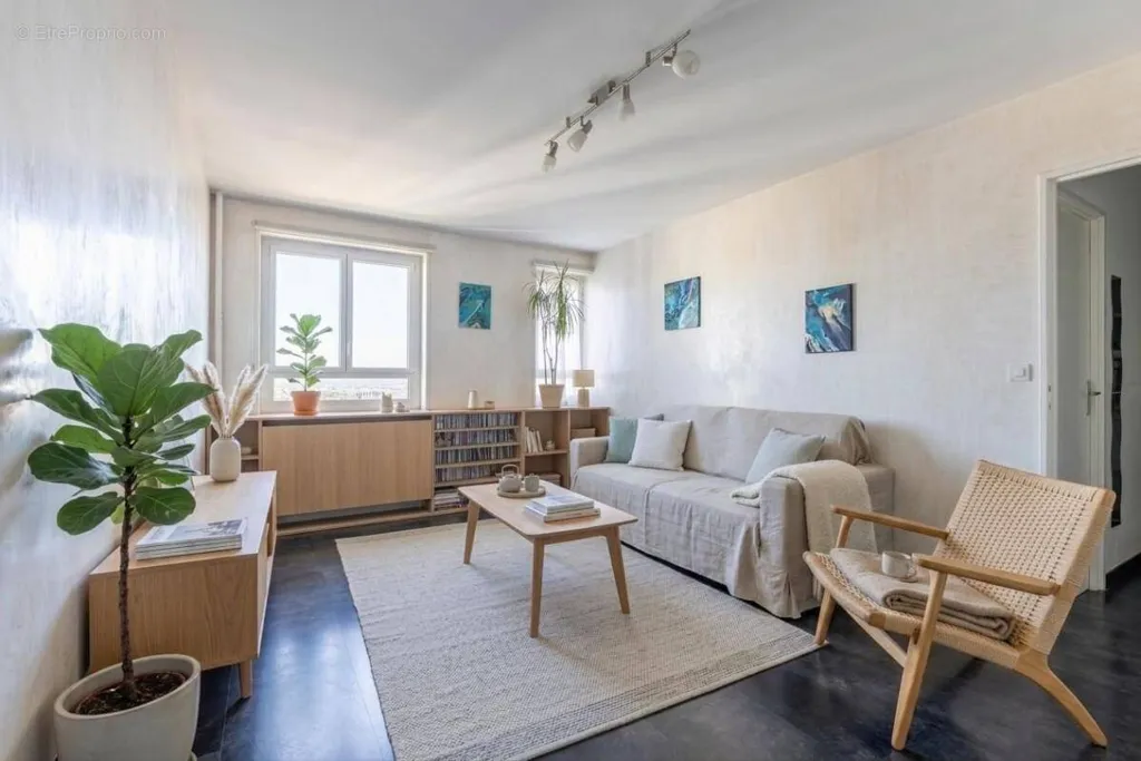 Soggiorno - Bright 2-Bed Flat with Paris View in 19th Arrondissement