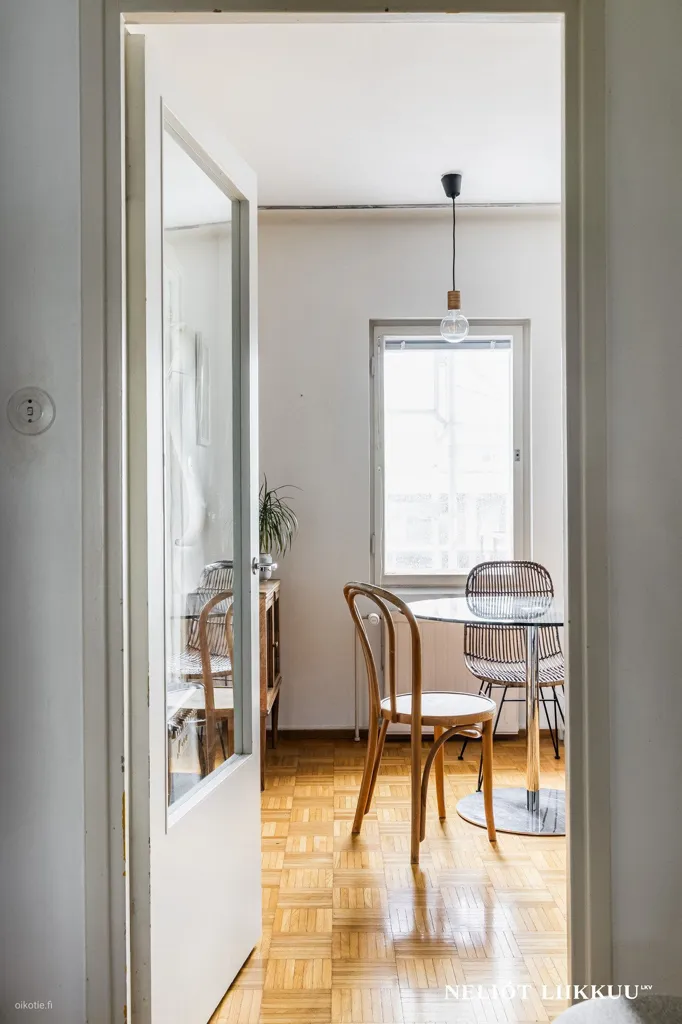 Söögituba - 1950s Charm Flat with Balcony in Central Helsinki