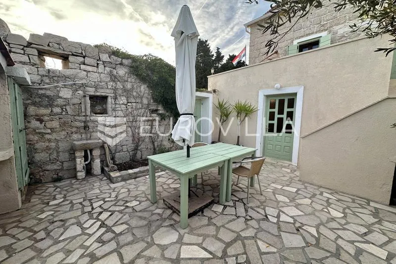 Giardino - Partially Renovated Stone House, Seafront in Prvić Luka