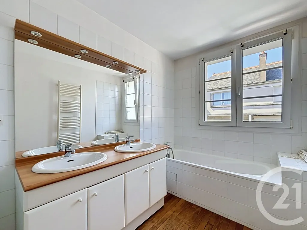 Salles de bain - Appartement F5 avec Vue sur Basilique à Tours