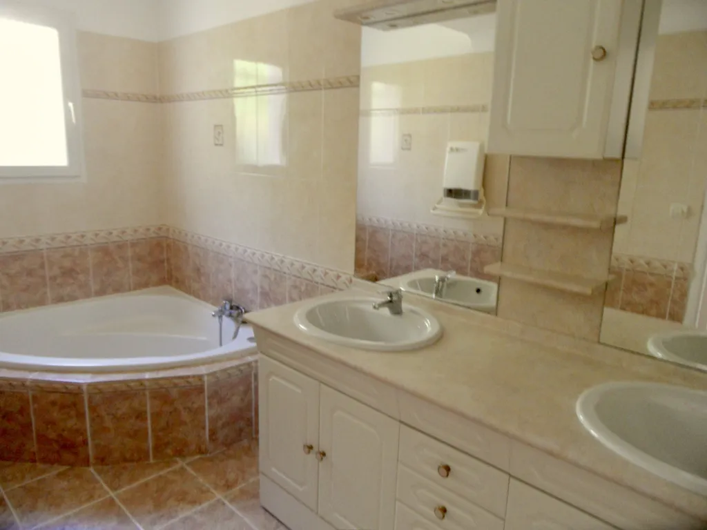 Salles de bain - Maison de luxe avec vue panoramique à La Penne-sur-Huveaune