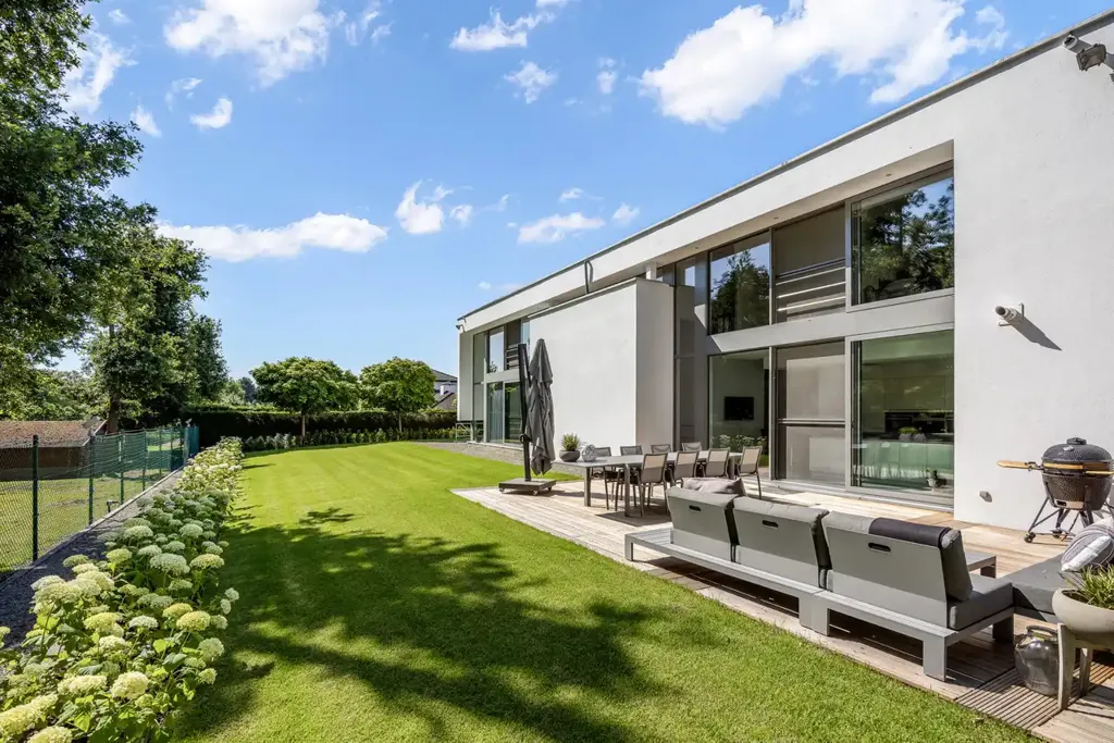 Jardin - Villa Luxueuse avec Piscine Intérieure à Lanaken
