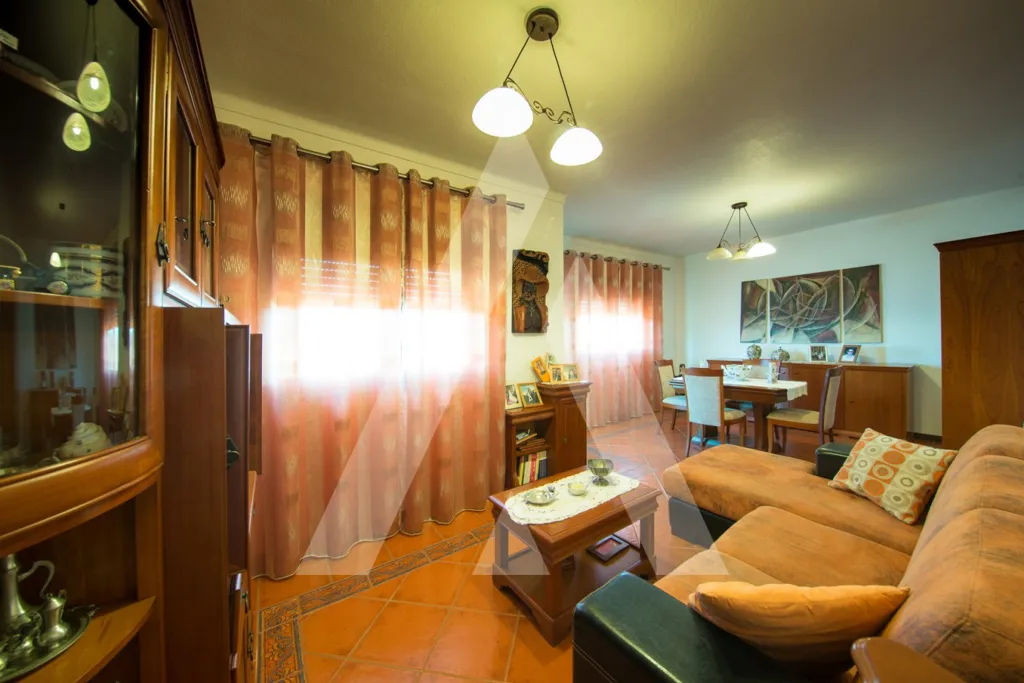 Elutuba - House with Commercial Space in Figueiró do Campo