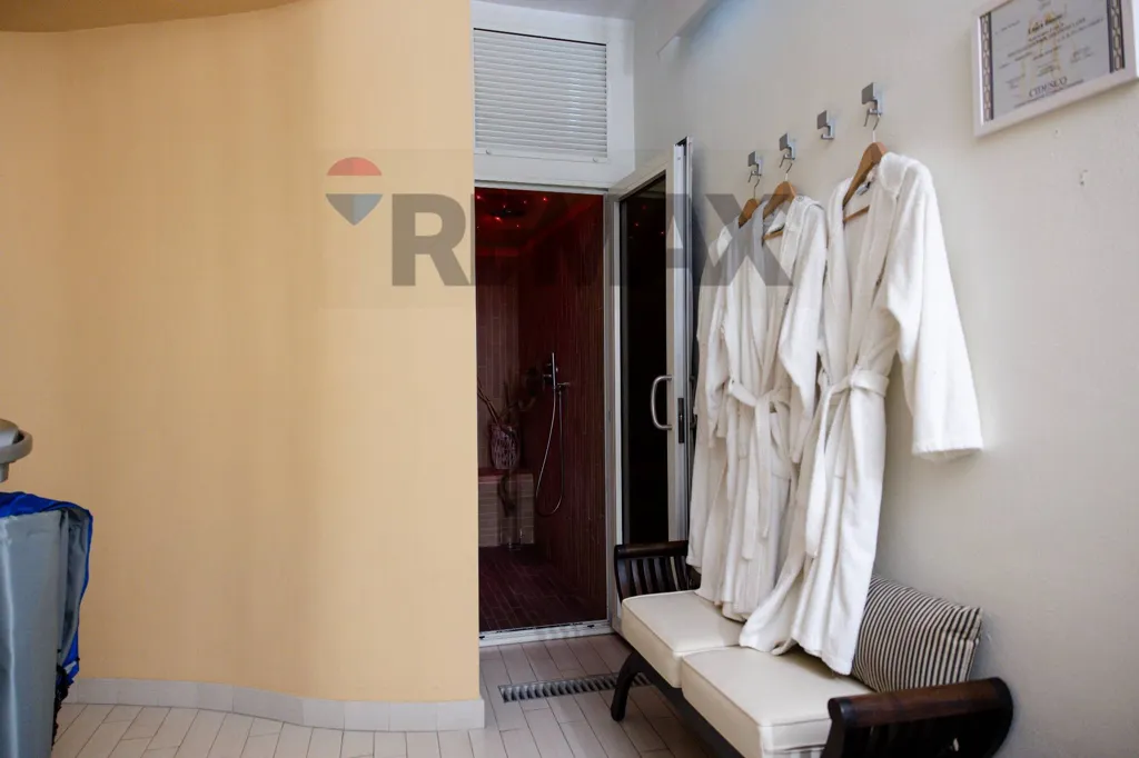 Salles de bain - Commercial Space with Parking in Concorezzo