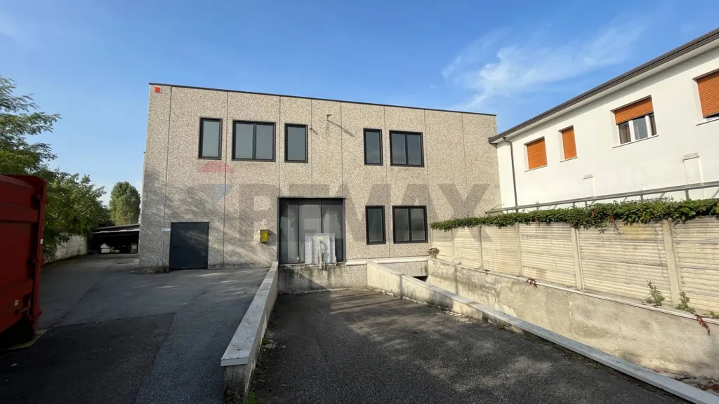 Välivaade - Industrial Warehouse with Multiple Units near Lissone