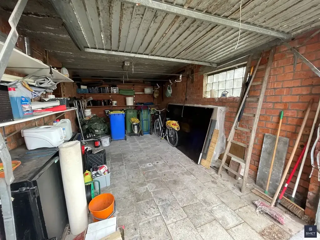 Garage - Commercial Space with Potential in Top Location
