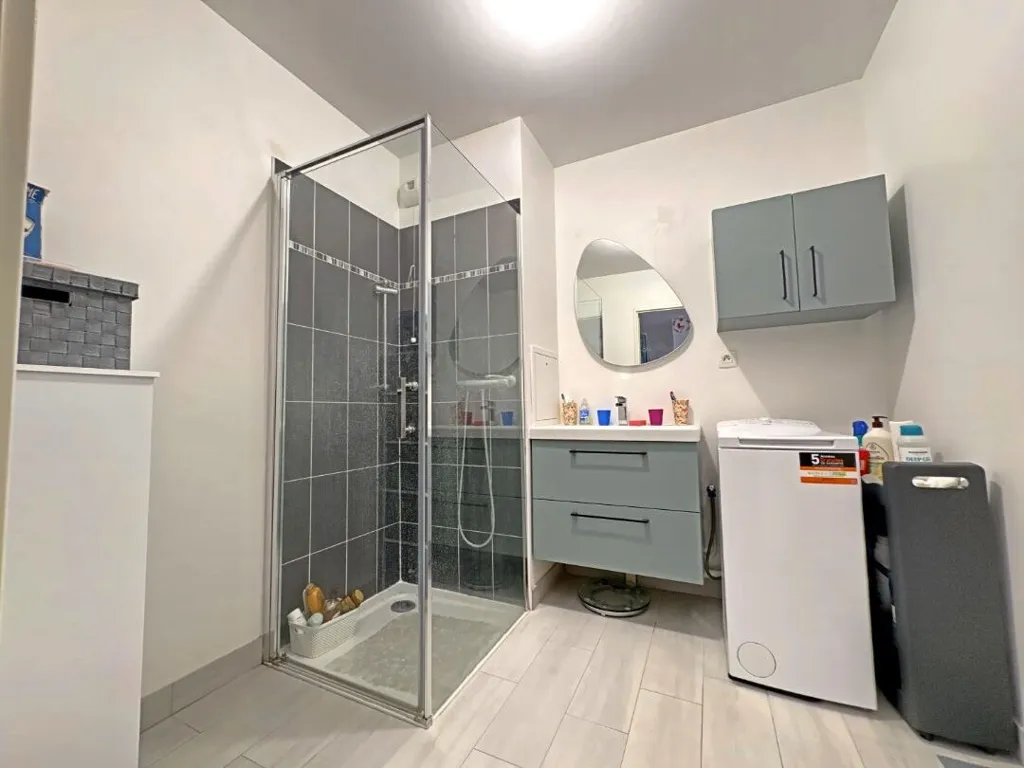 Bathrooms - 3-Bedroom Apartment with Balcony in Reims