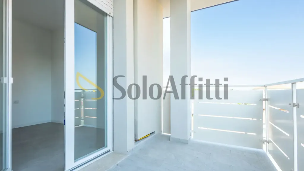 Rõdu - Modernised 2-Bed Flat with Balcony in Lainate