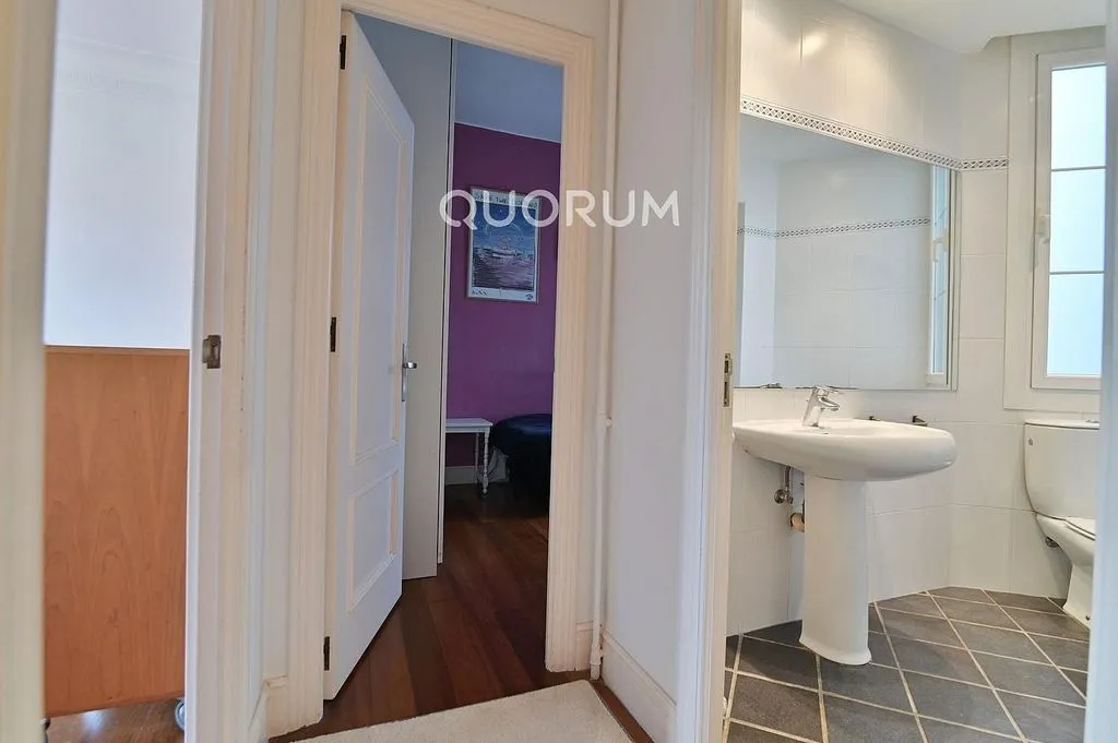 Salles de bain - Señorial Flat with Park Views in Abando, Bilbao