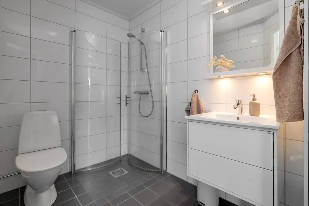 Salles de bain - Modern Apartment with Balcony in Ekeby-Almby