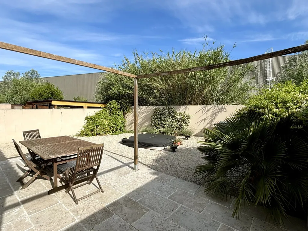 Aed - Recent Villa with Garden in Arles
