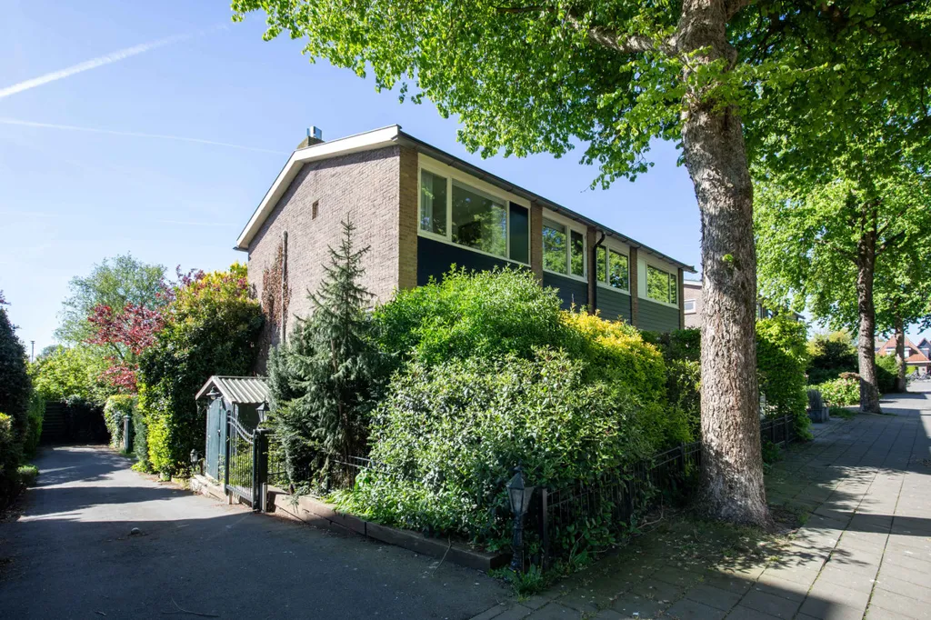 Välivaade - Two-Storey House with Souterrain in Aalsmeer