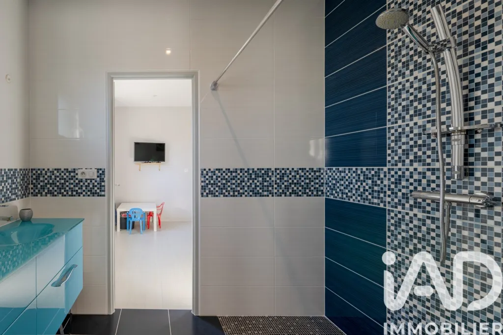 Salles de bain - Maison traditionnelle avec jardin à Chanceland