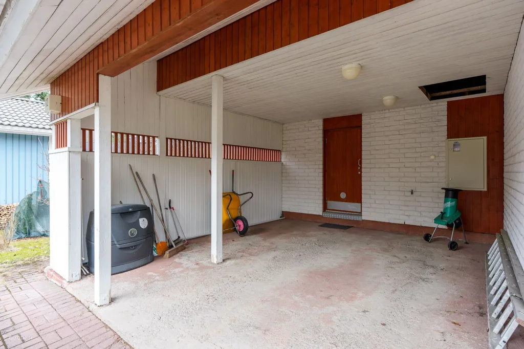 Garage - Detached House with Garden in Veikkola, Kirkkonummi