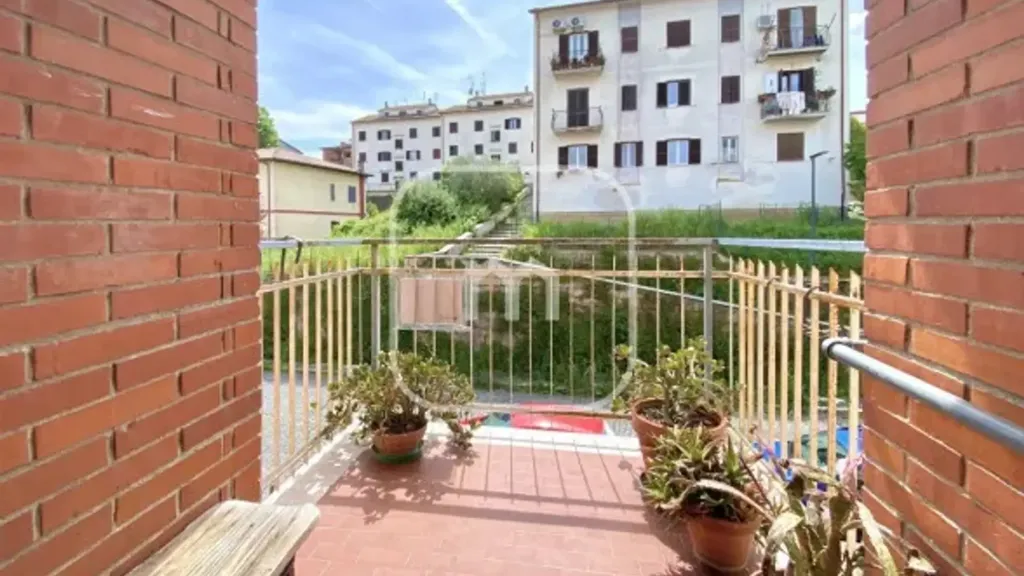 Rõdu - Bright Trilocale with Balcony in Genazzano