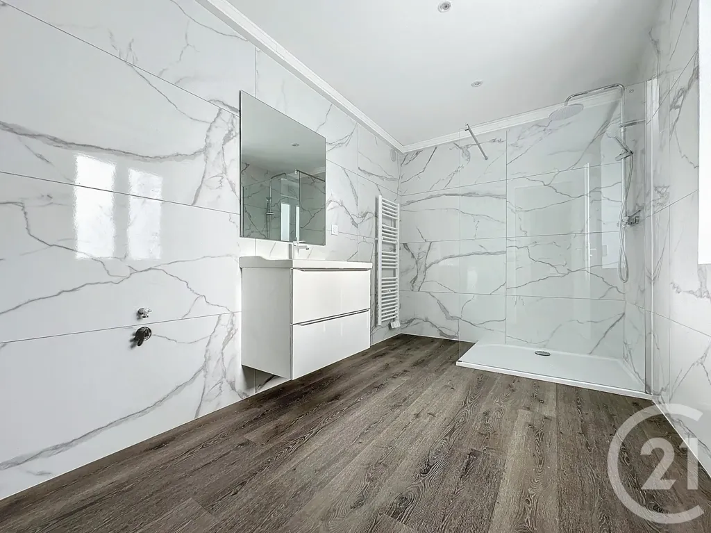 Bathrooms - Refurbished 5-Piece Apartment in Montbéliard