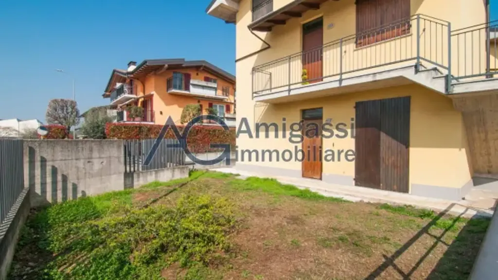 Garden - Two-Bedroom Apartment with Private Garden in Stezzano