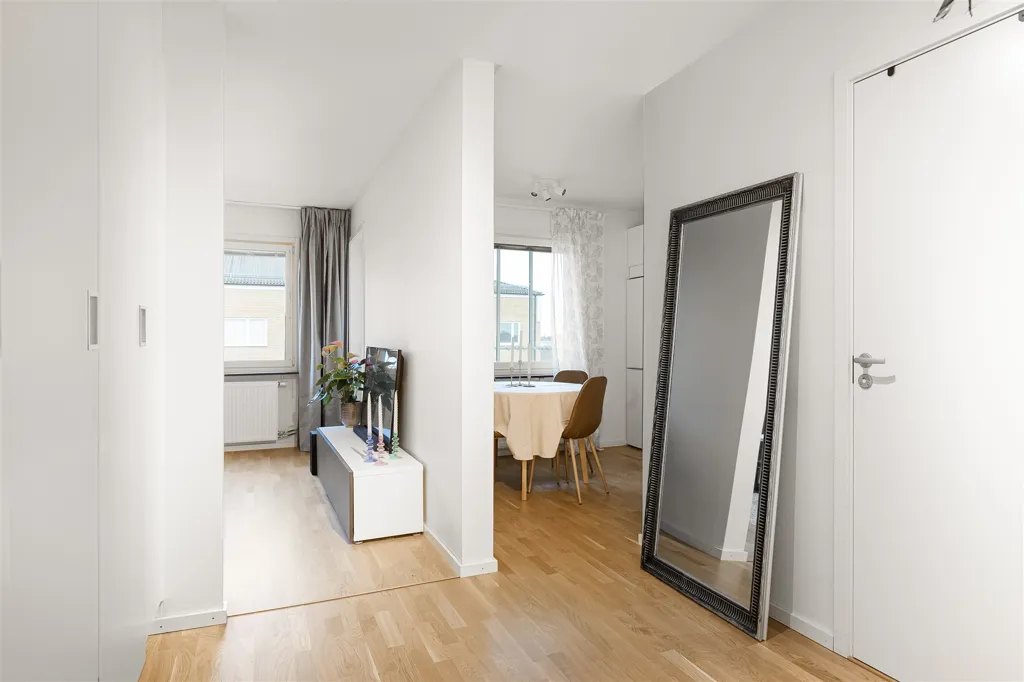 Esik - Modern Apartment with Skyline Balcony in Nyby