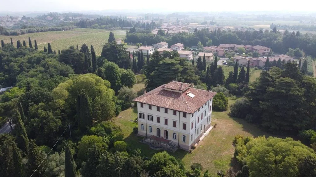 Õhuvaade - Old Villa with Lake Garda View in Lazise
