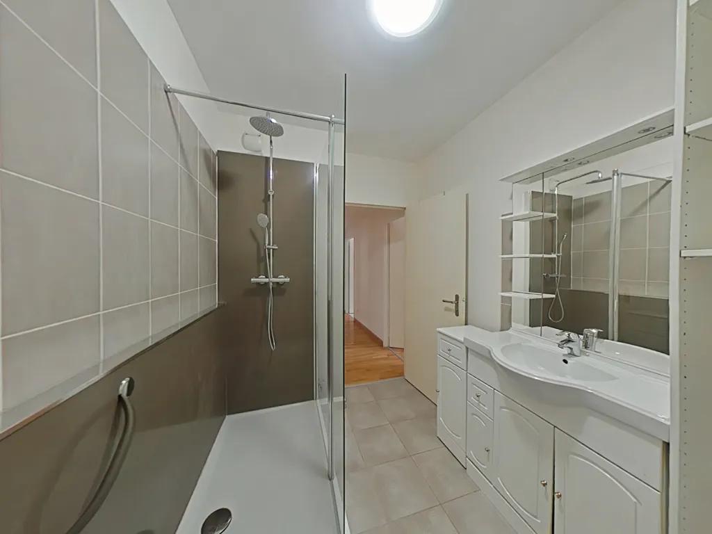 Vannitoad - Bright 2-Bedroom Apartment in Chambray Centre
