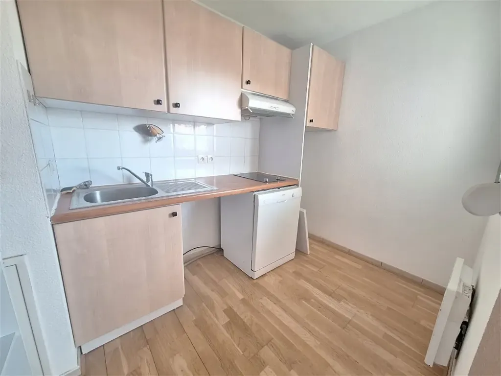 Cucina - 3-Bedroom Apartment with Balcony in Beaumont