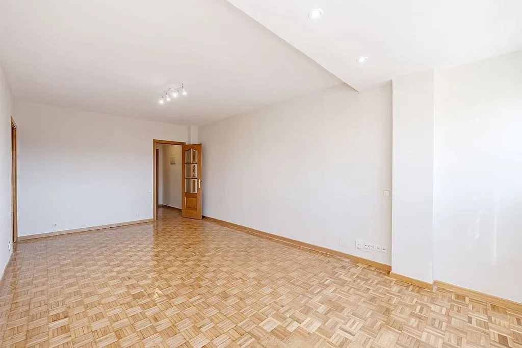 Pièces - 3-Bedroom Flat with Terrace in Aluche