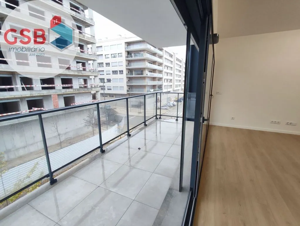 Balcon - New 3-Bed Flat with Balconies in Seixal