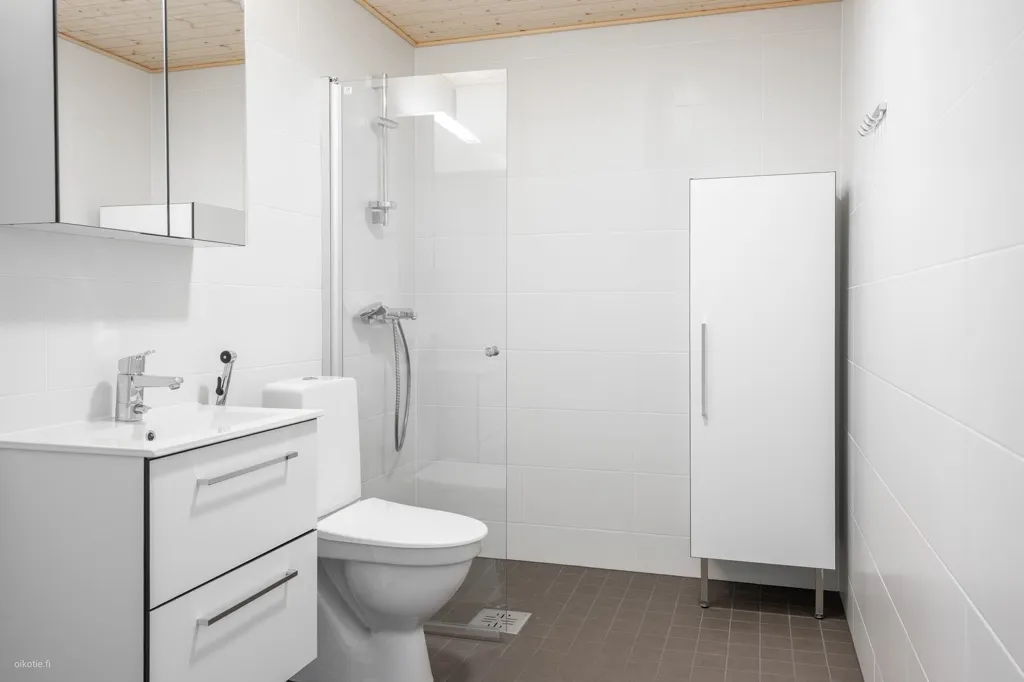 Salles de bain - Modern Flat with Glazed Balcony in Turku