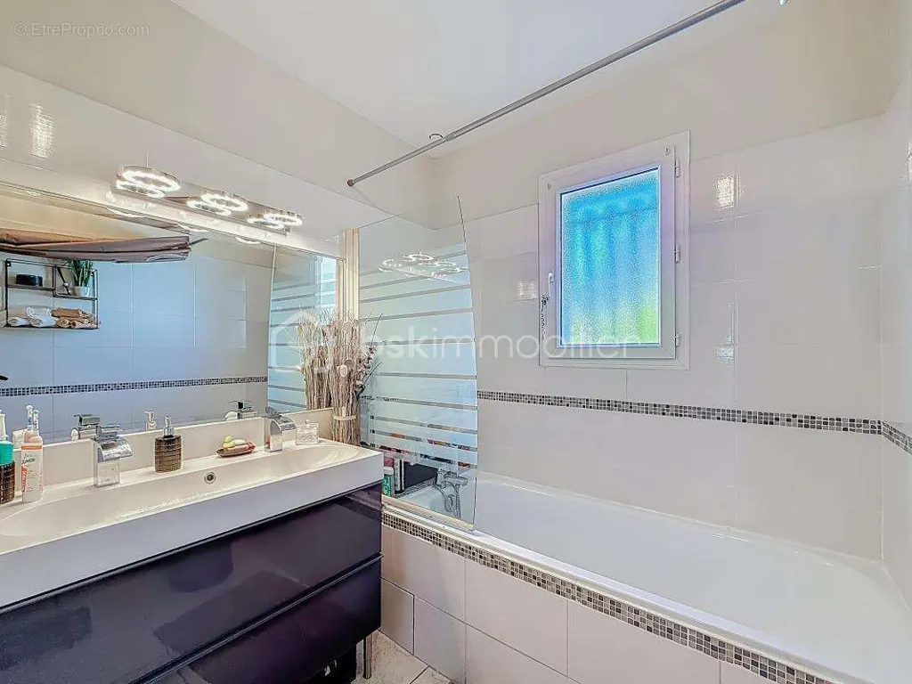 Bathrooms - Villa with Pool and Garage in Cournonsec