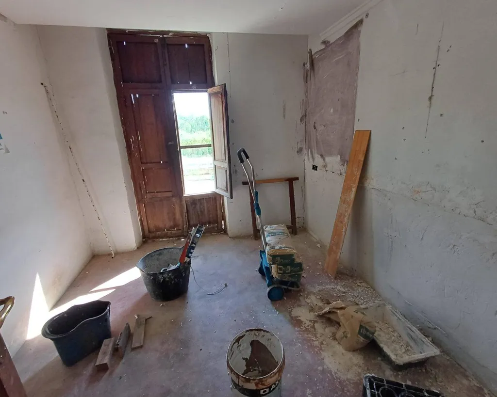 Pièces - Country Property with Hostel Potential in Oliva