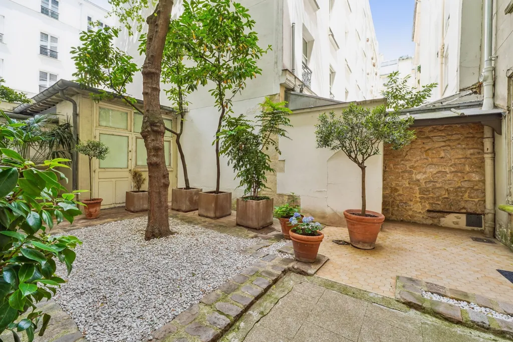 Aed - Modernised Parisian Apartment with Courtyard