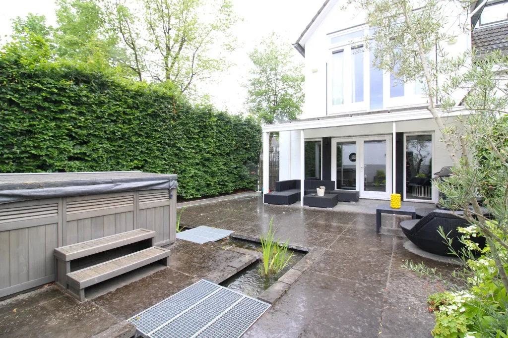 Terrazza - Corner House with Jacuzzi in Eindhoven