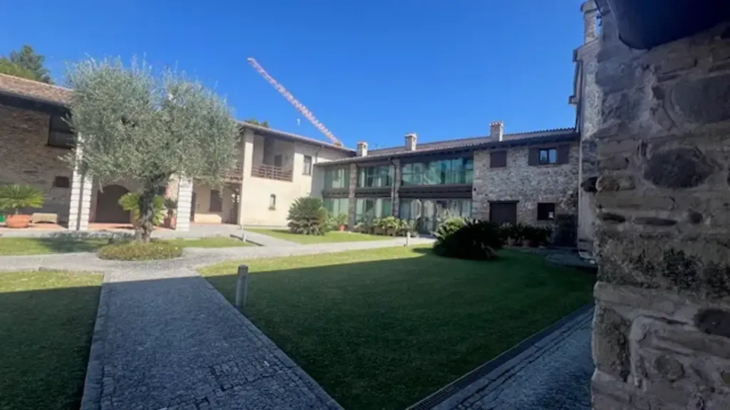 Aed - Two-Level Apartment in Historic Casetta, Salò
