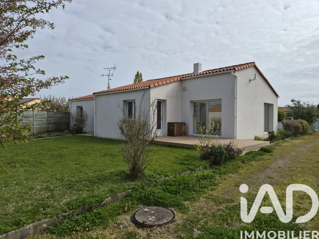 Aed - Traditional House with Garden in Nesmy