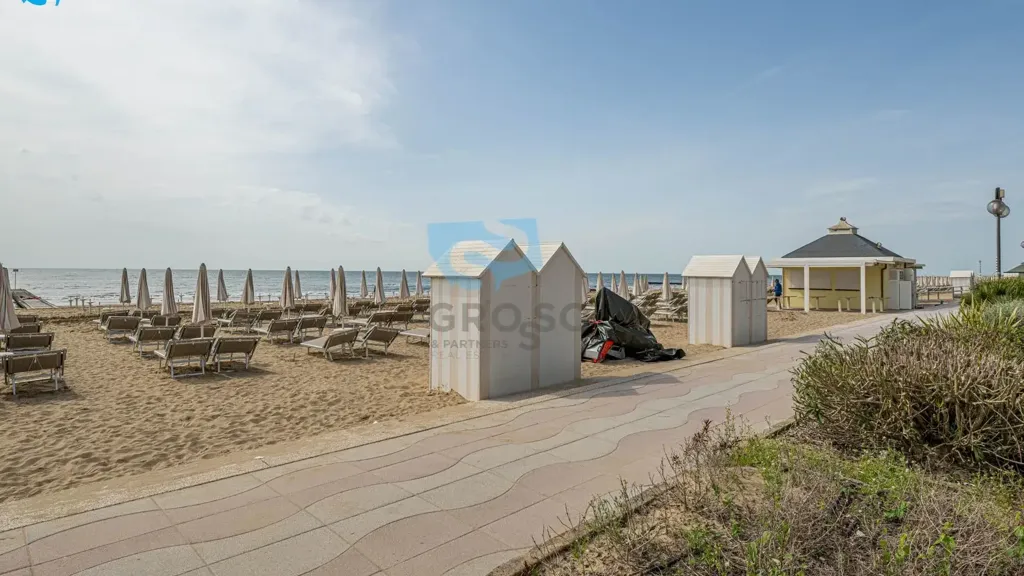 Seafront Apartment with Private Beach in Jesolo