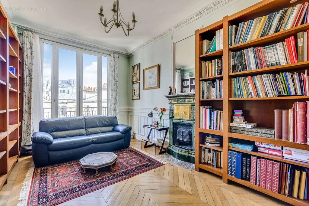 Séjour - Appartement 3/4 Pièces avec Vue Dégagée à Paris 19