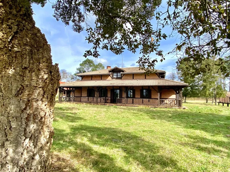 Esterno - Extensive Estate with Pool in Escource