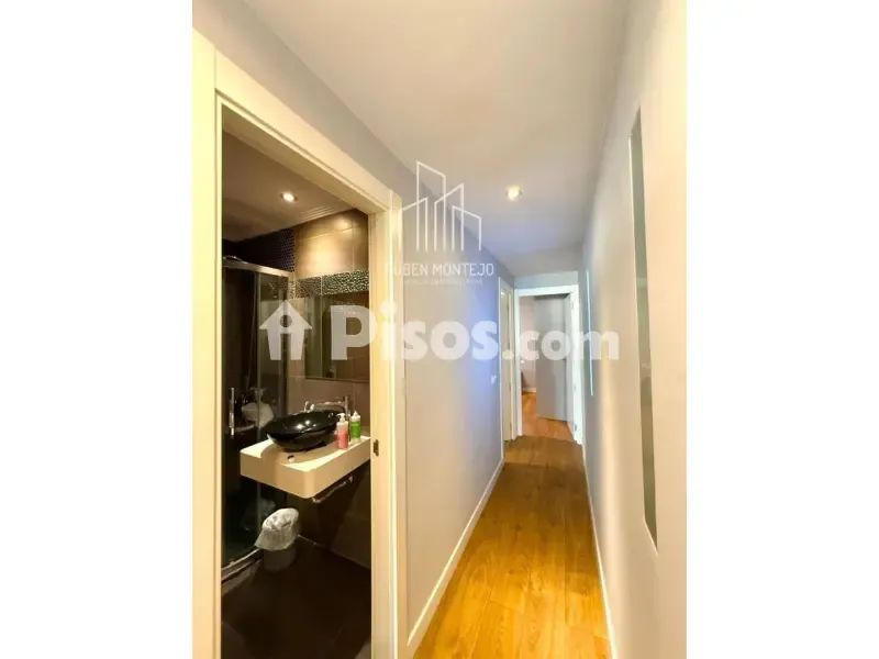 Esik - Student Flat with Balcony in Avenida de Mirat