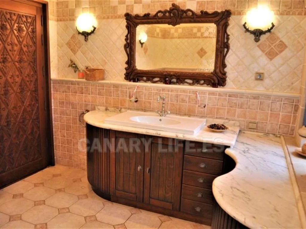 Salles de bain - Luxury Villa with Romanesque Features in San Bartolomé
