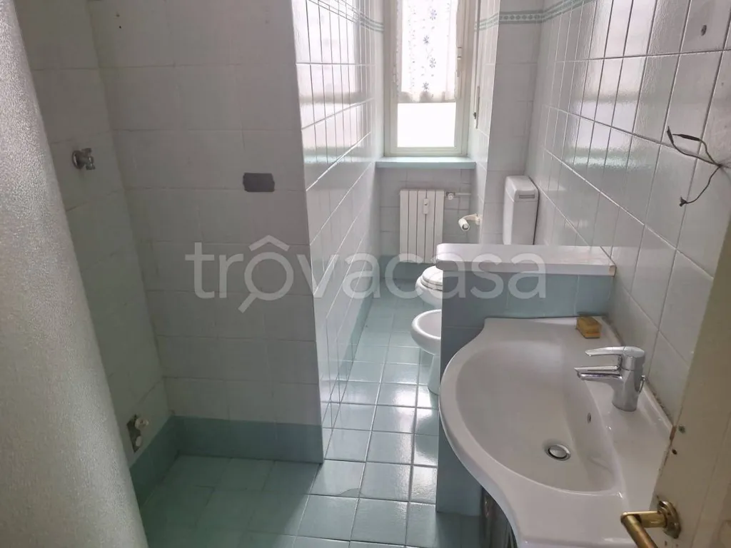 Bathrooms - Bright Trilocale with Balcony in Torino