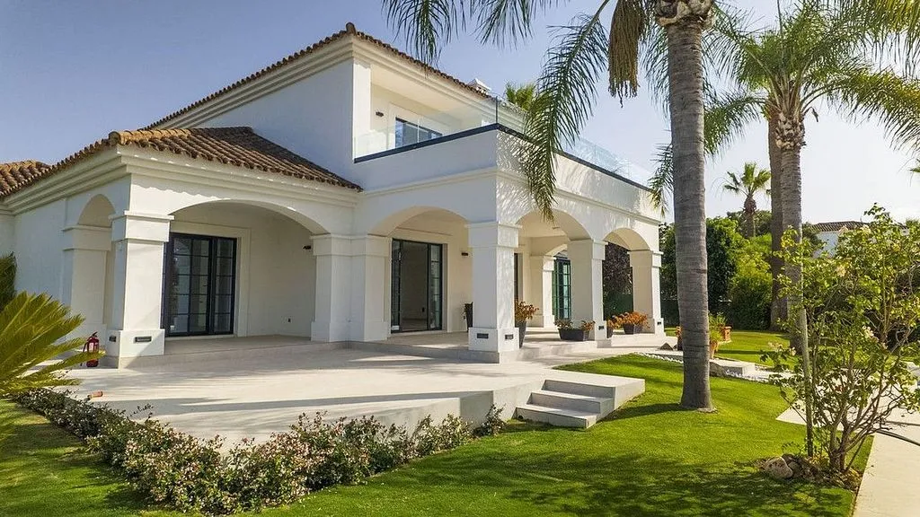 Exterior - Chalet with Pool and Terrace in Sotogrande