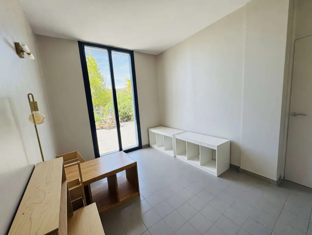 Pièces - Villa Contemporaine avec Piscine et Vue Dégagée