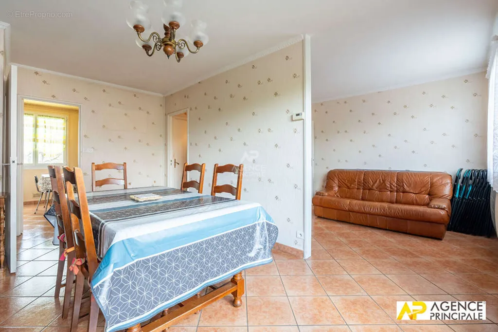 Söögituba - 3-Bedroom Apartment with Balcony in Le Mesnil-le-Roi