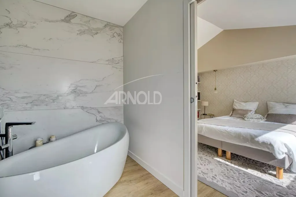 Vannitoad - Architectural Contemporary House with Pool