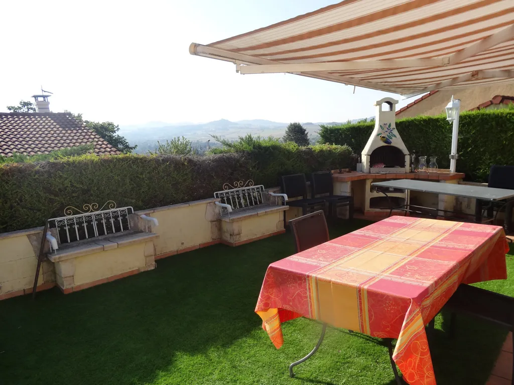 Terrazza - Charming Flat-Plan House with 180° View in Billom