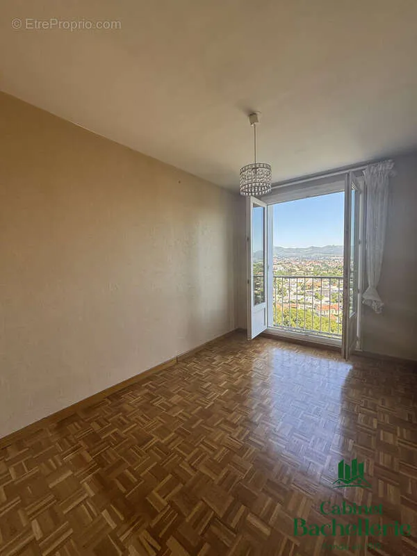 Elutuba - Bright Apartment with Balcony View in Marseille-13
