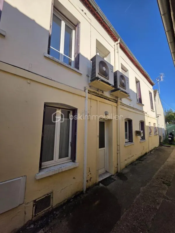 Exterior - Townhouse with Five Bedrooms in Sens Centre