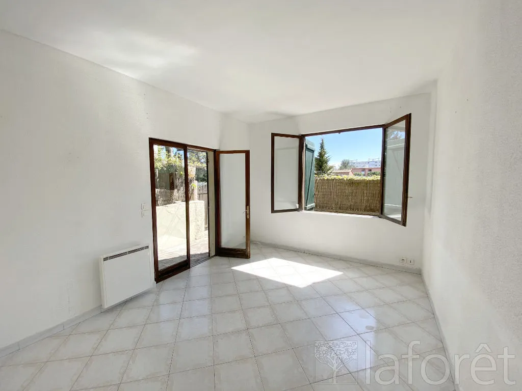 Rooms - Apartment with Private Garden near Saint-Raphaël